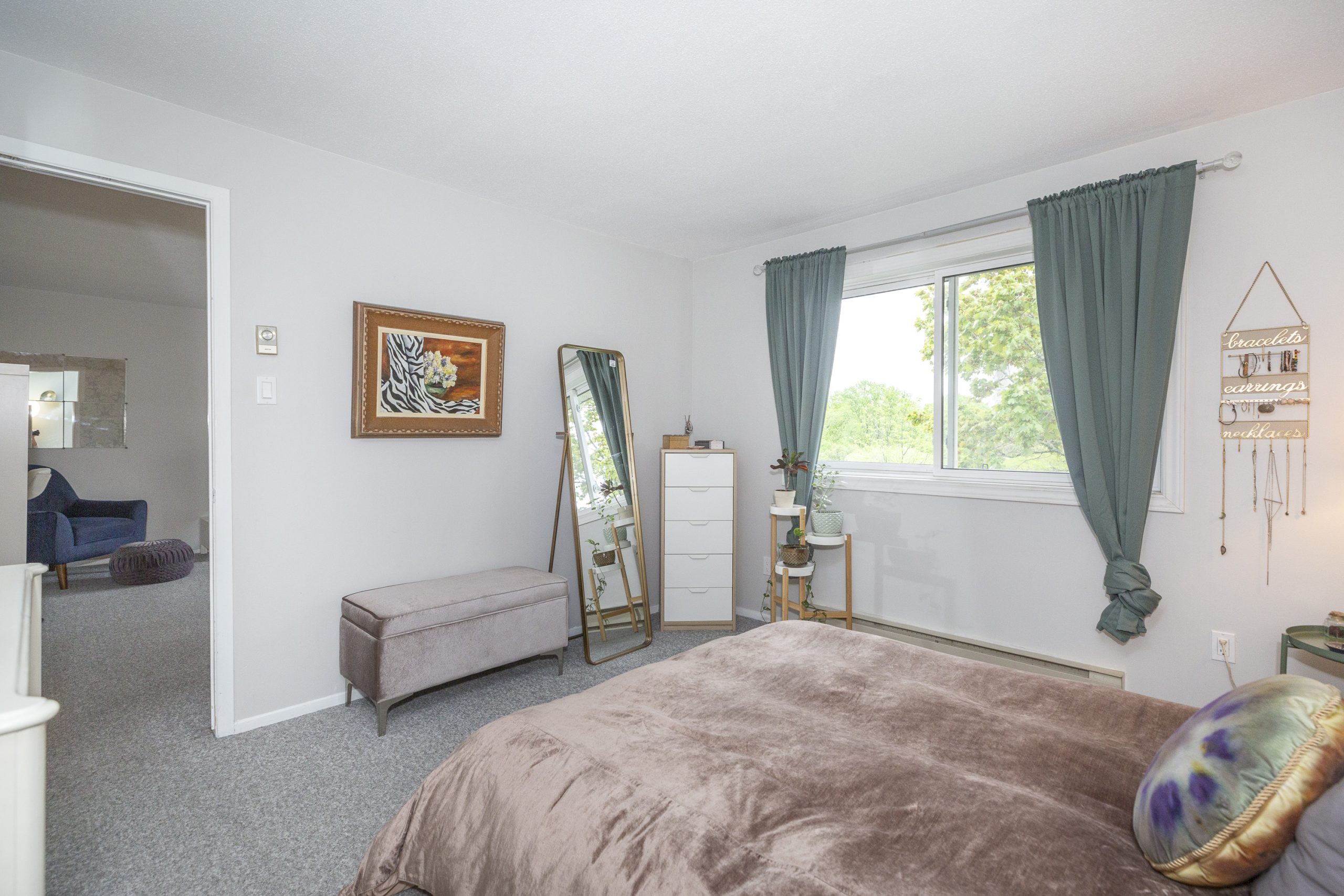 280 Brittany Drive, Ottawa  ON 19