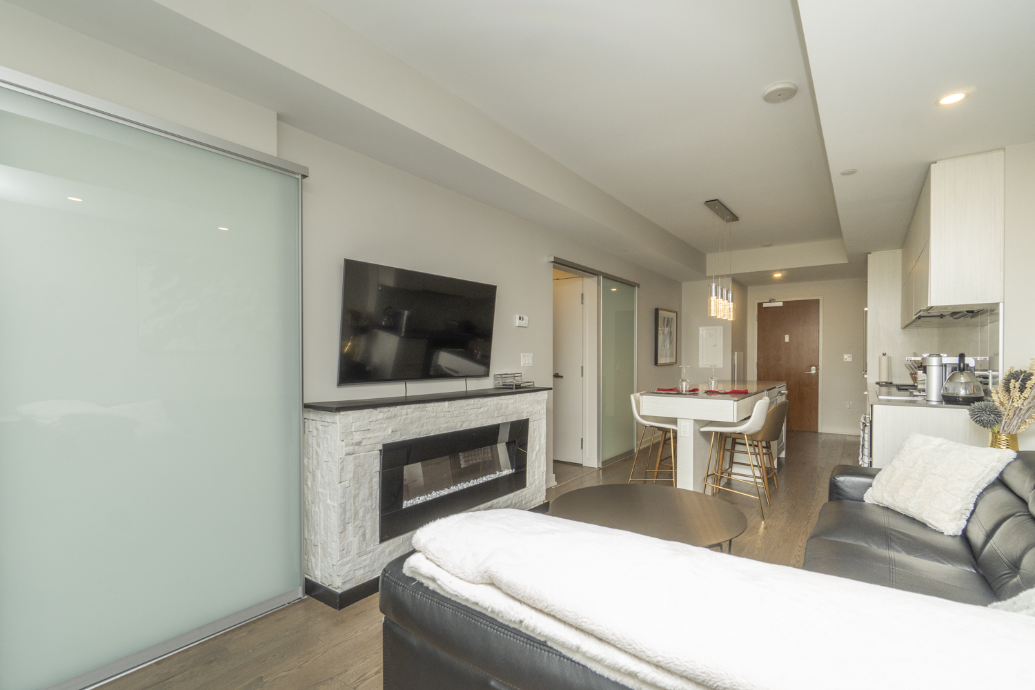 101 Queen Street  #1009. Ottawa, ON  K1P 0B7 4