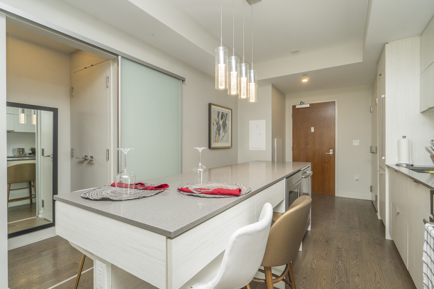 101 Queen Street  #1009. Ottawa, ON  K1P 0B7 7