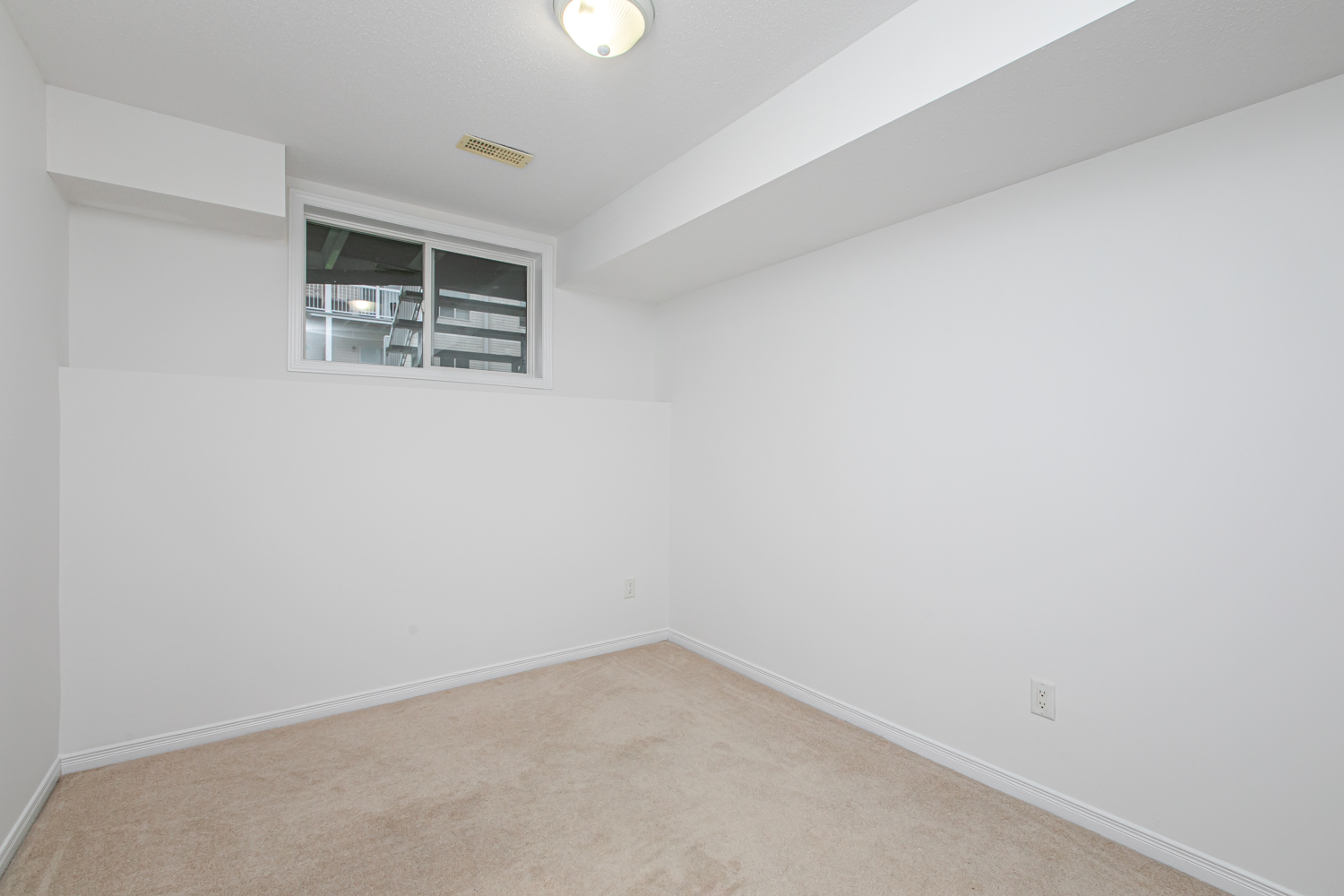 242 GERSHWIN PRIVATE, Ontario Ottawa K2H 1G5 16