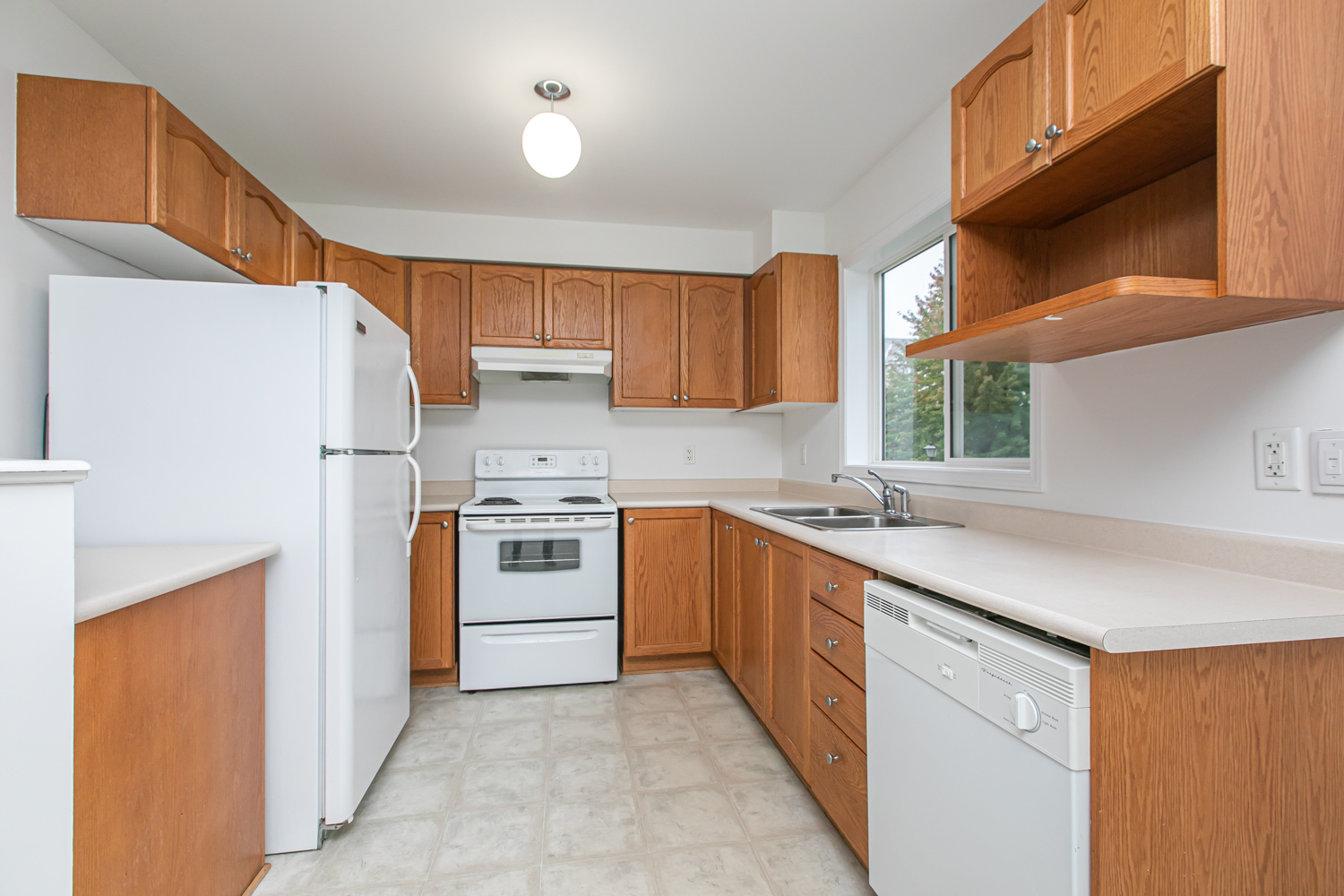242 GERSHWIN PRIVATE, Ontario Ottawa K2H 1G5 6