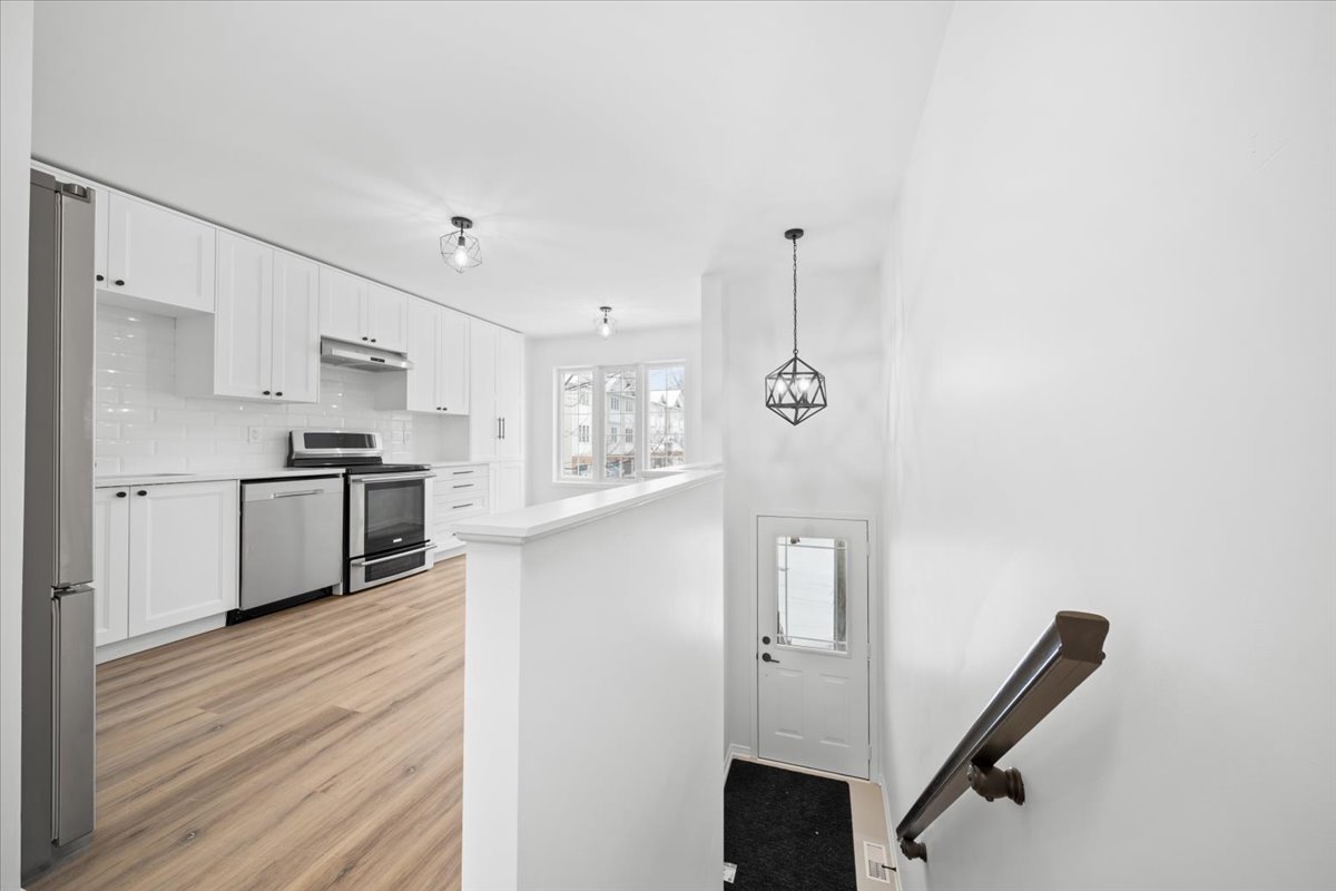 221 Gershwin Private Ottawa, Ontario K2H 1G6 2
