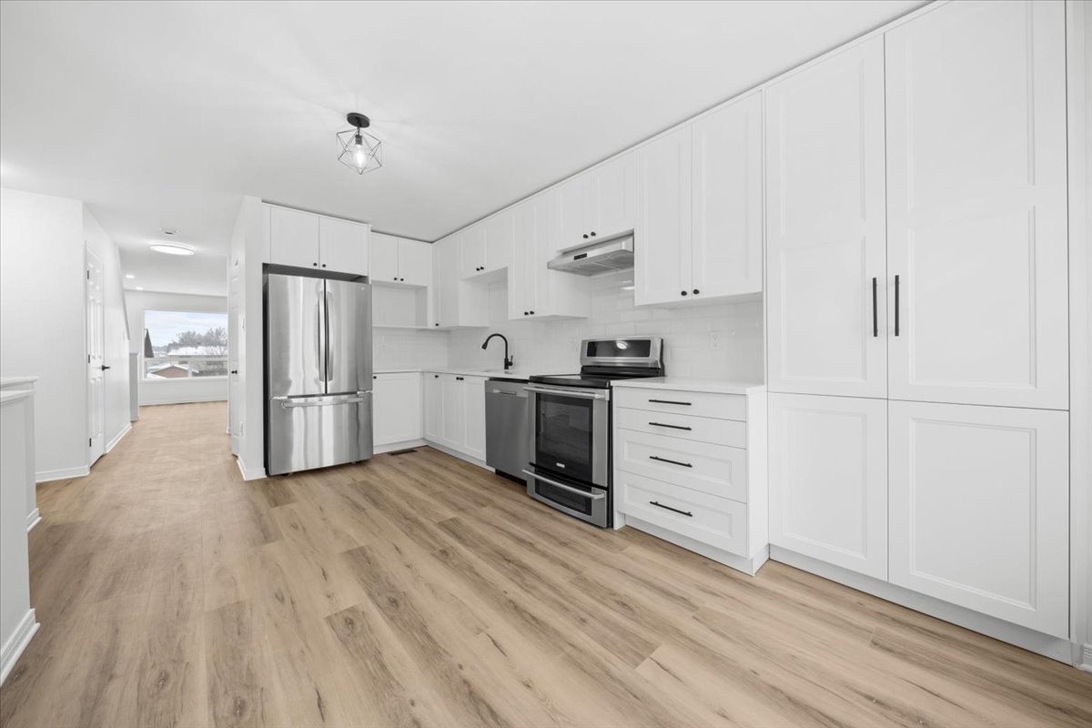 221 Gershwin Private Ottawa, Ontario K2H 1G6 3