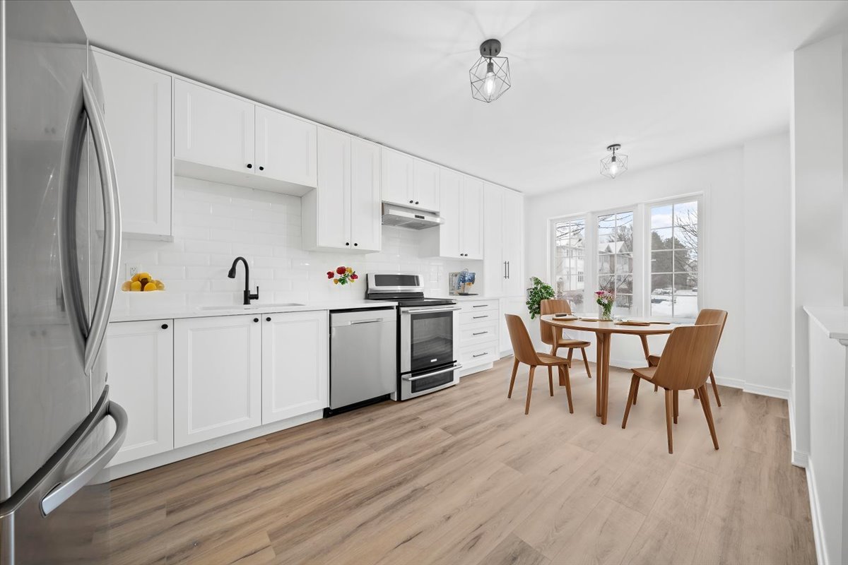 221 Gershwin Private Ottawa, Ontario K2H 1G6 4
