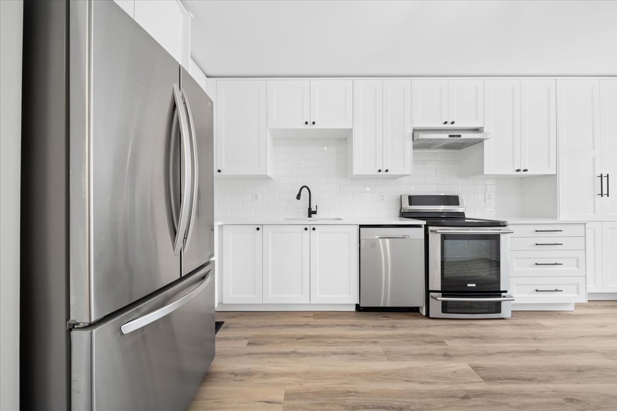 221 Gershwin Private Ottawa, Ontario K2H 1G6 5