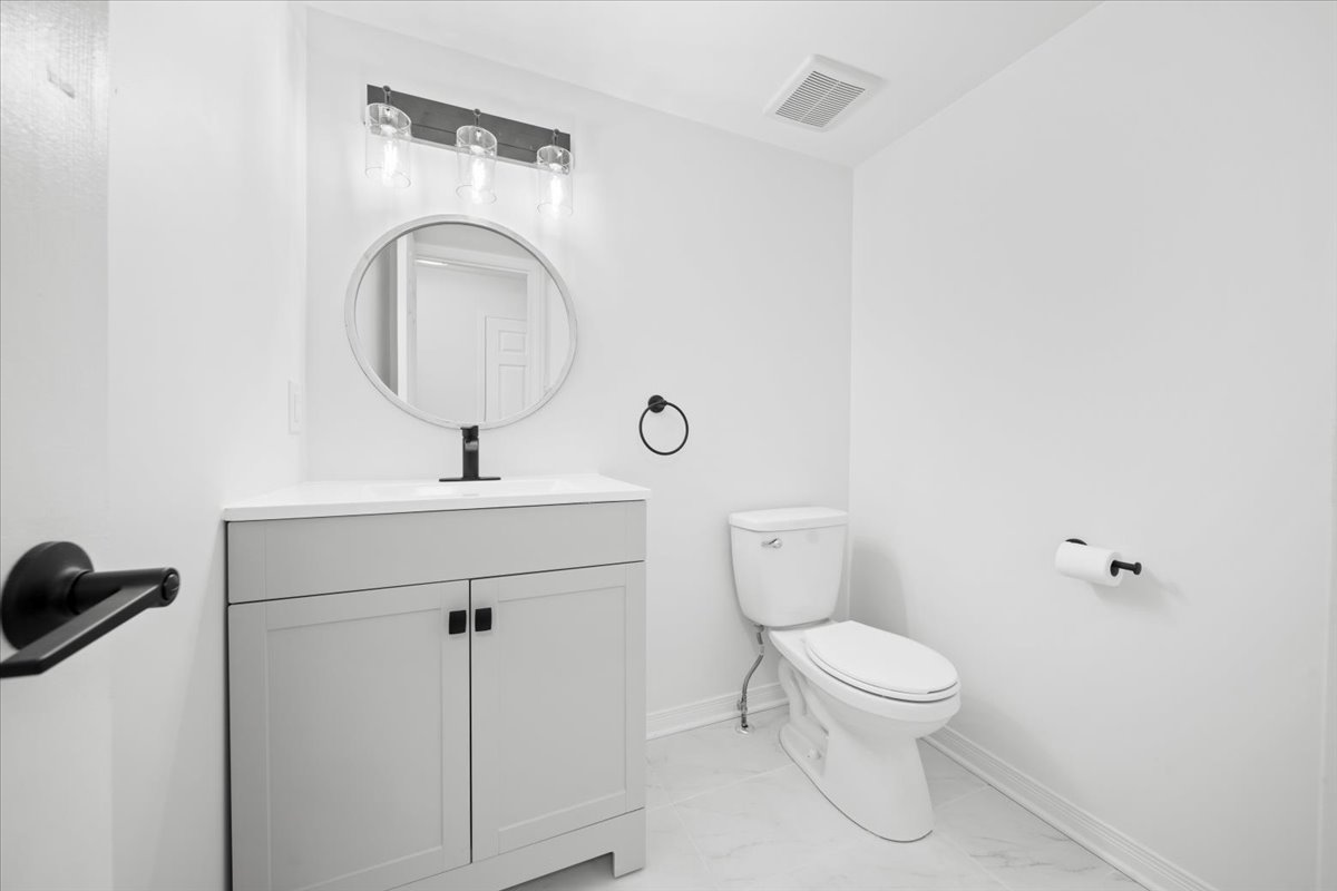 221 Gershwin Private Ottawa, Ontario K2H 1G6 6