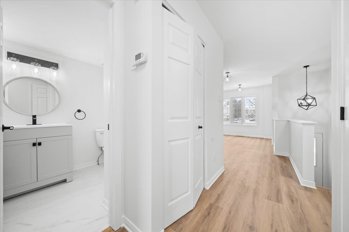 221 Gershwin Private Ottawa, Ontario K2H 1G6 7
