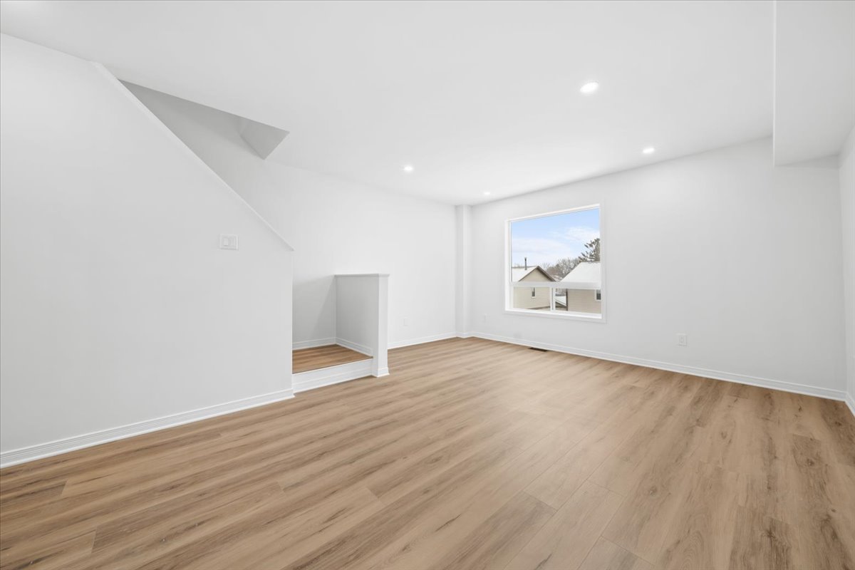 221 Gershwin Private Ottawa, Ontario K2H 1G6 9