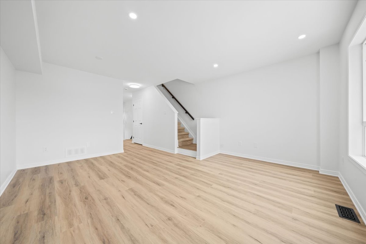 221 Gershwin Private Ottawa, Ontario K2H 1G6 11