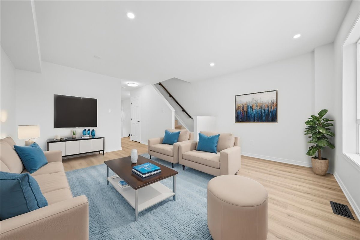 221 Gershwin Private Ottawa, Ontario K2H 1G6 12