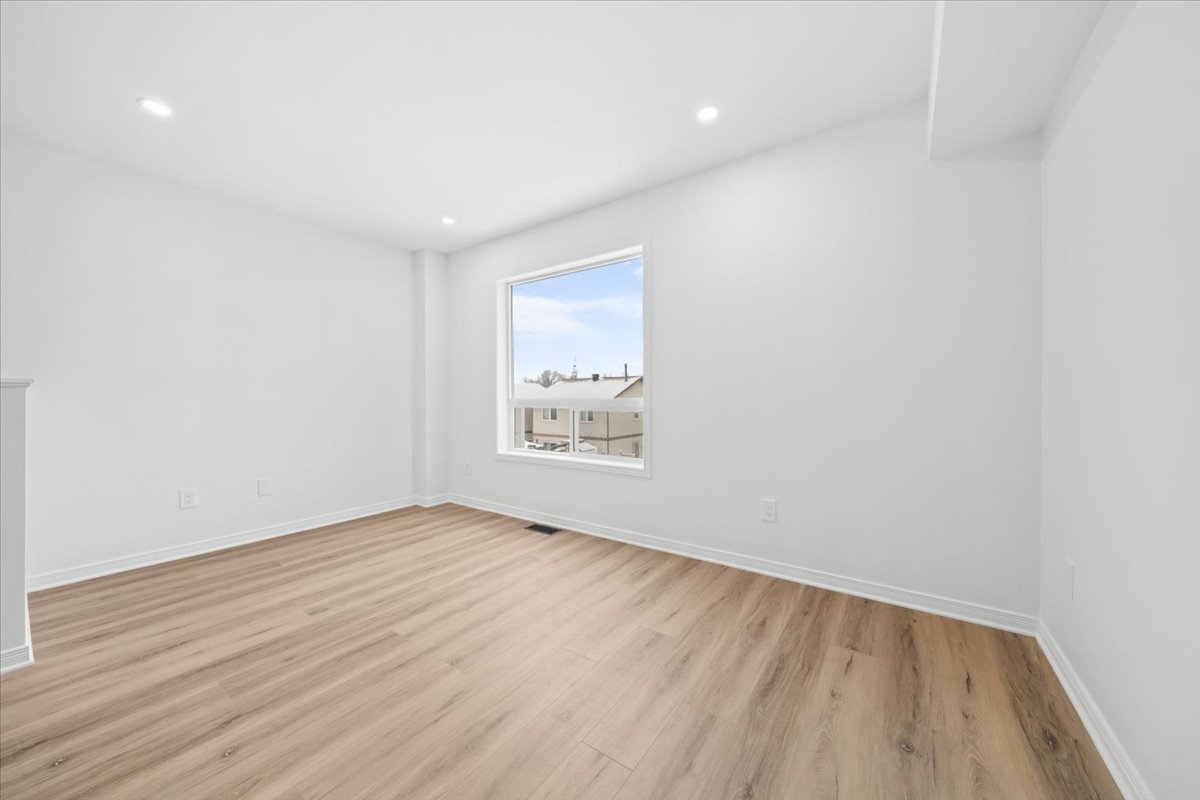 221 Gershwin Private Ottawa, Ontario K2H 1G6 13