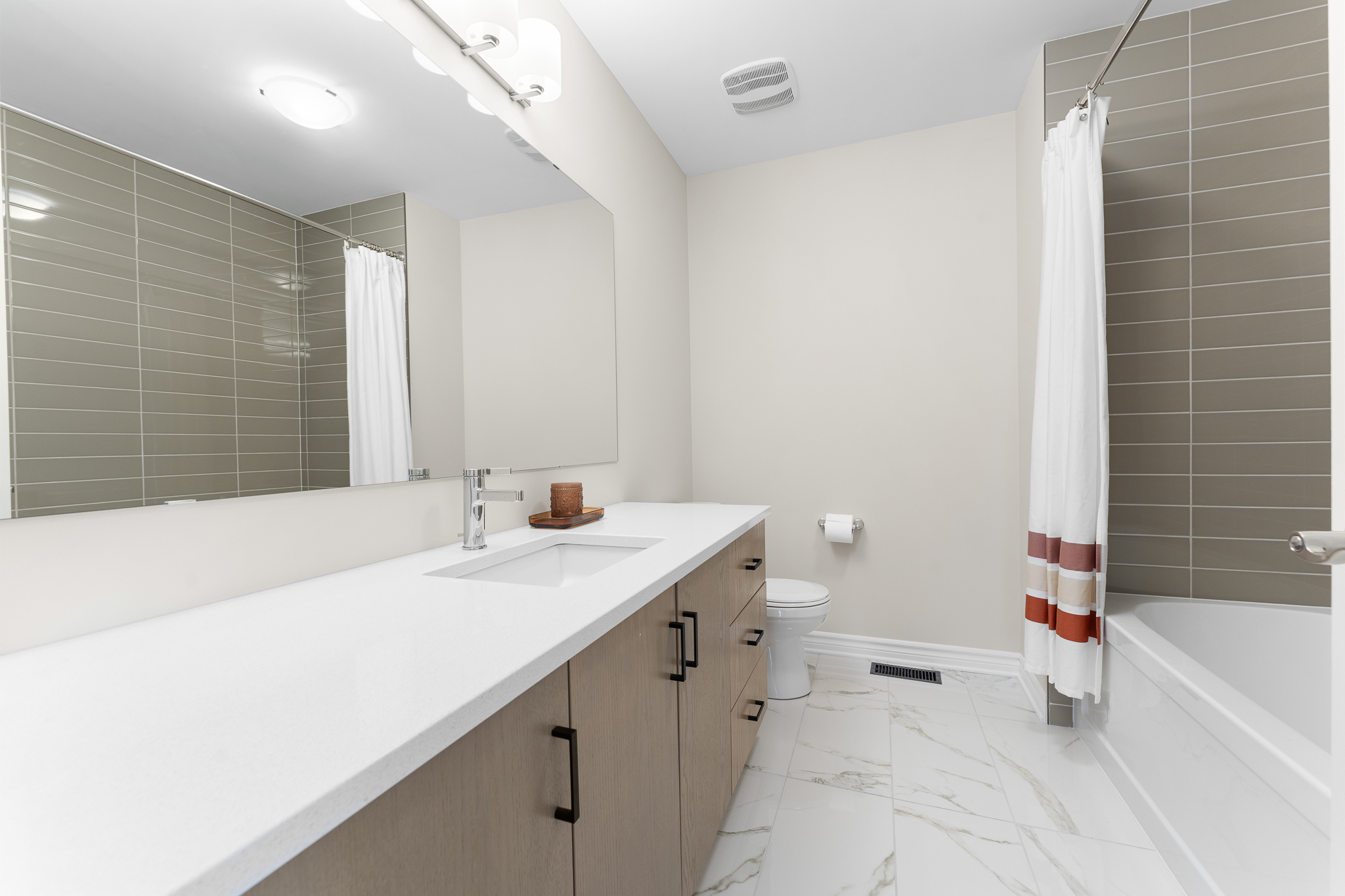 569 Paakanaak Avenue, Ottawa, Ontario K1X 0H3 33