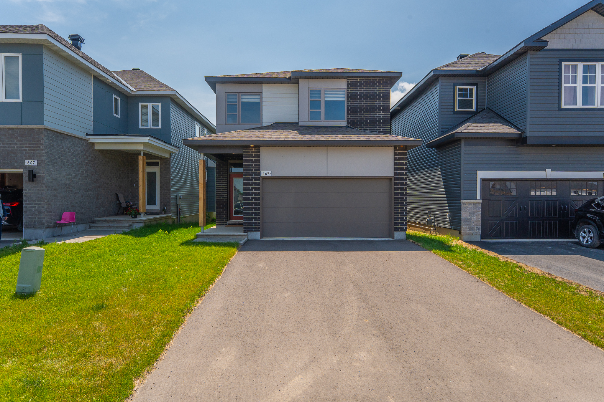 569 Paakanaak Avenue, Ottawa, Ontario K1X 0H3 2