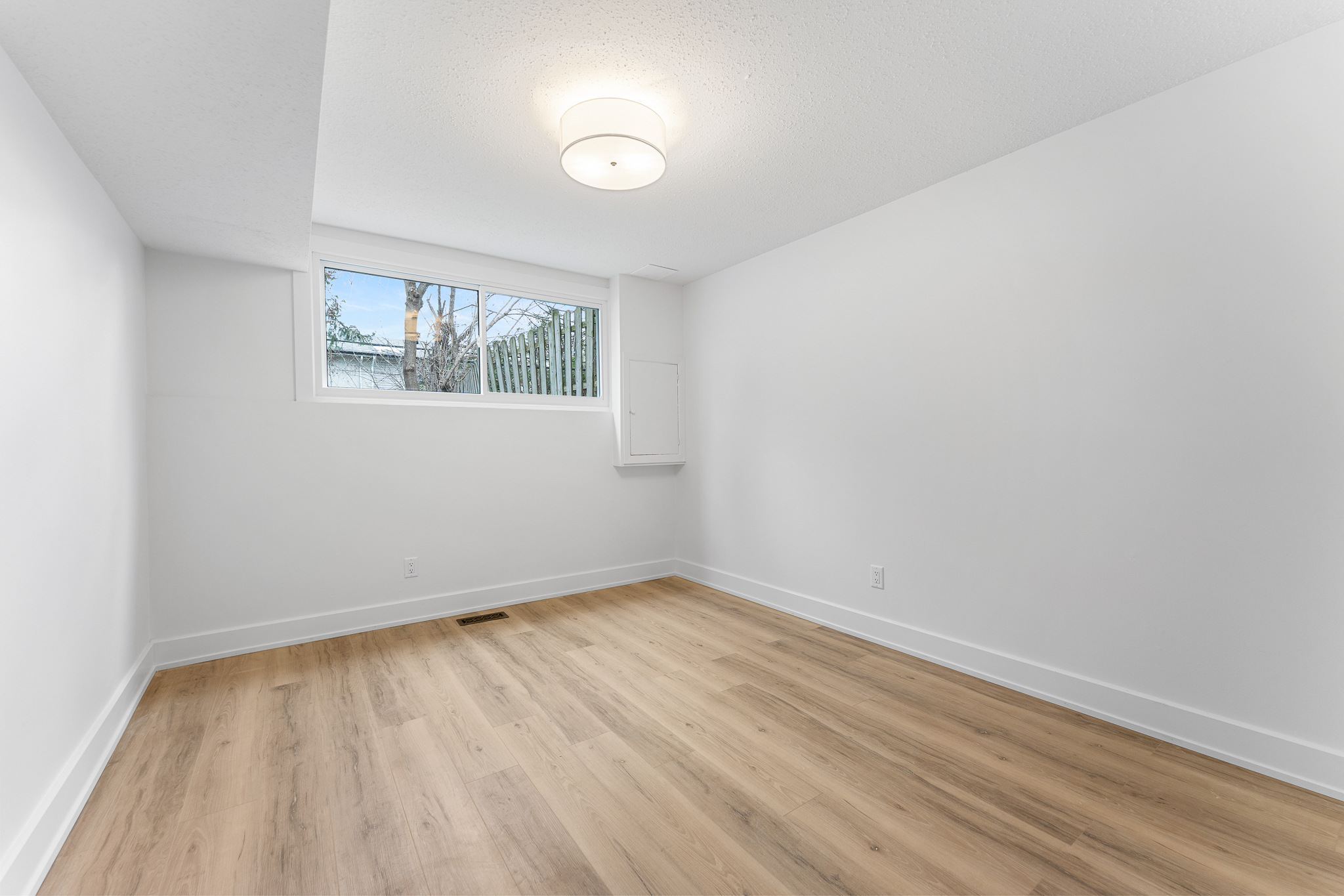 14 Mulvagh Avenue, Ottawa, Ontario K2E 6M6 28
