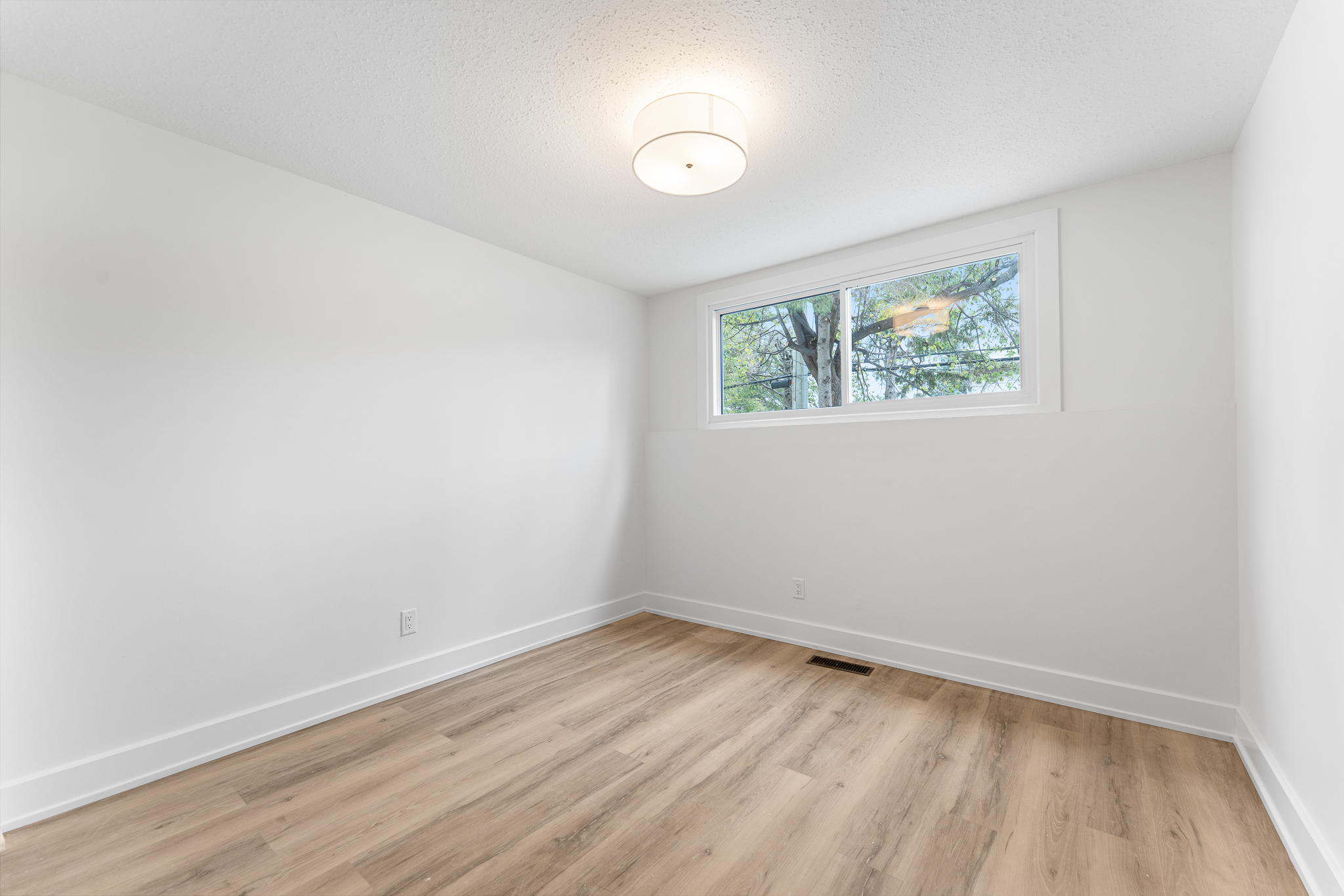 14 Mulvagh Avenue, Ottawa, Ontario K2E 6M6 18