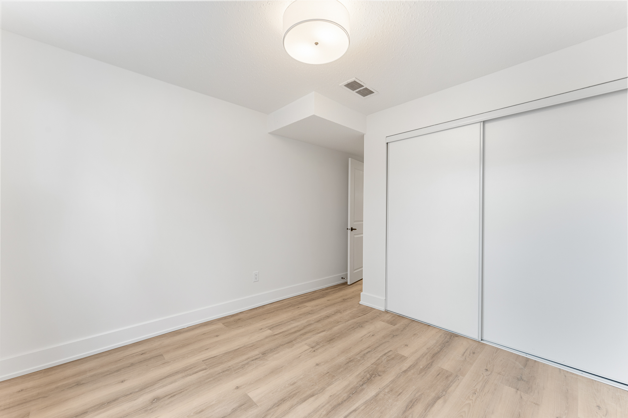 14 Mulvagh Avenue, Ottawa, Ontario K2E 6M6 31