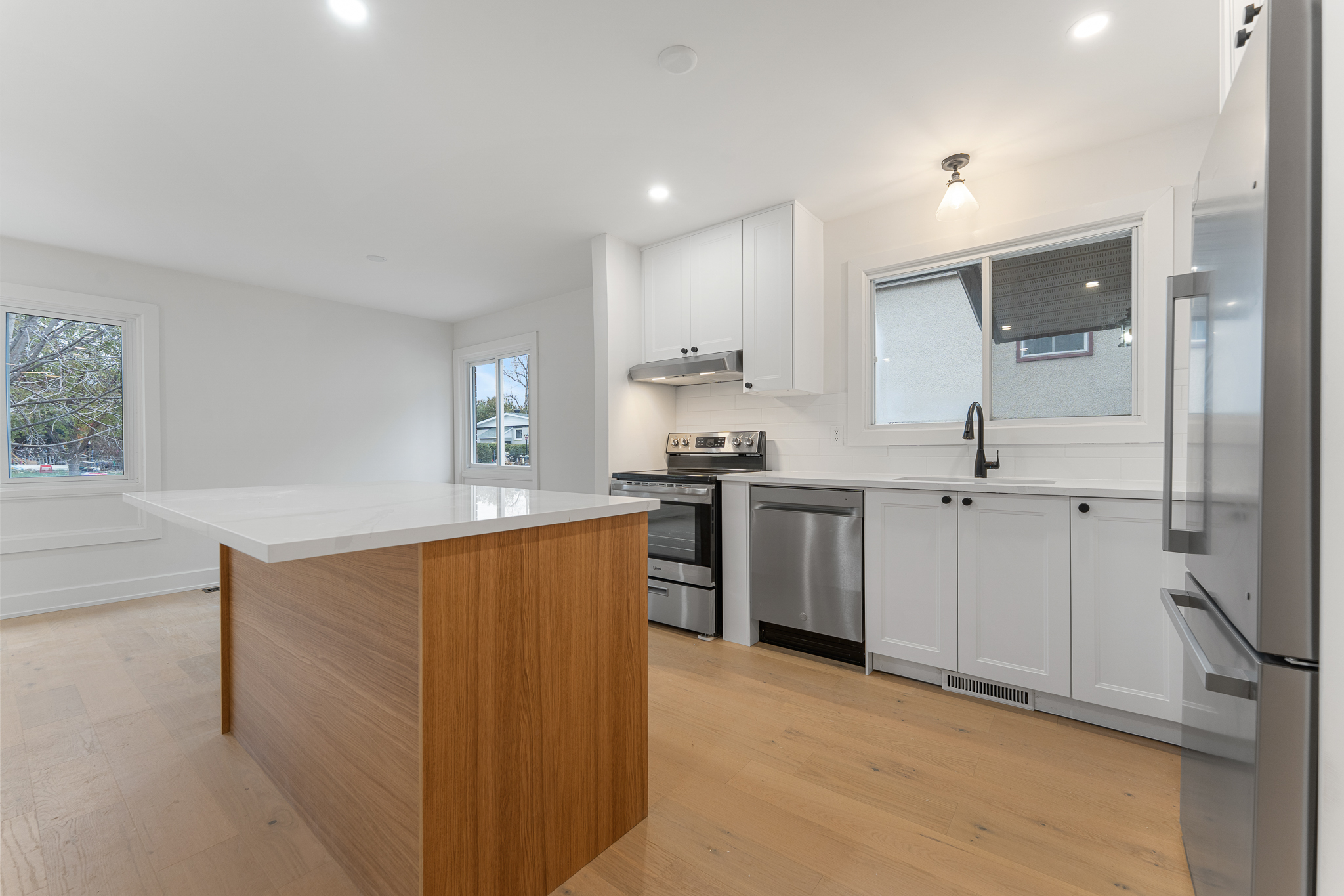 14 Mulvagh Avenue, Ottawa, Ontario K2E 6M6 14