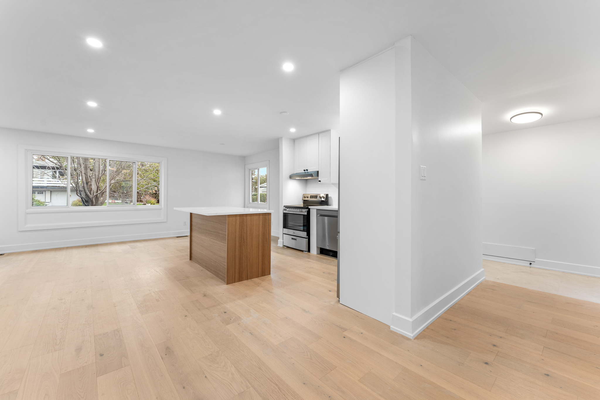 14 Mulvagh Avenue, Ottawa, Ontario K2E 6M6 2